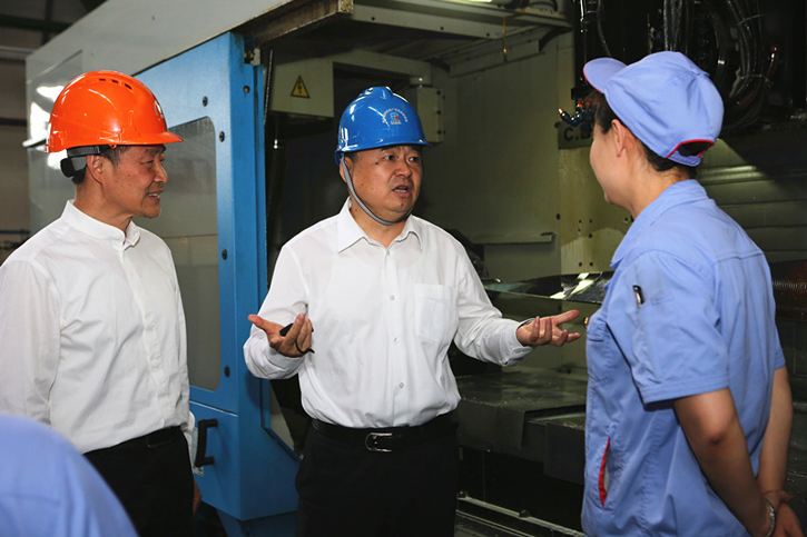 郝鹏与谈球吧官网集团一线出产人员深刻互换 郝鹏与谈球吧官网集团一线出产人员深刻互换
